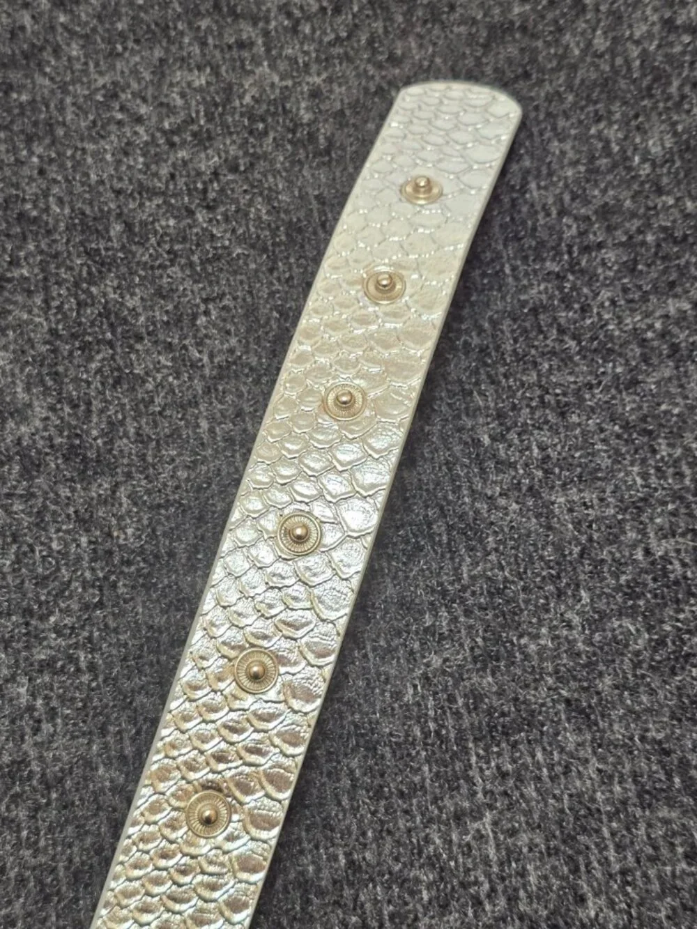 Vintage-Style Adjustable Silver Belt with Snap Closures – Retro Metallic Waist C